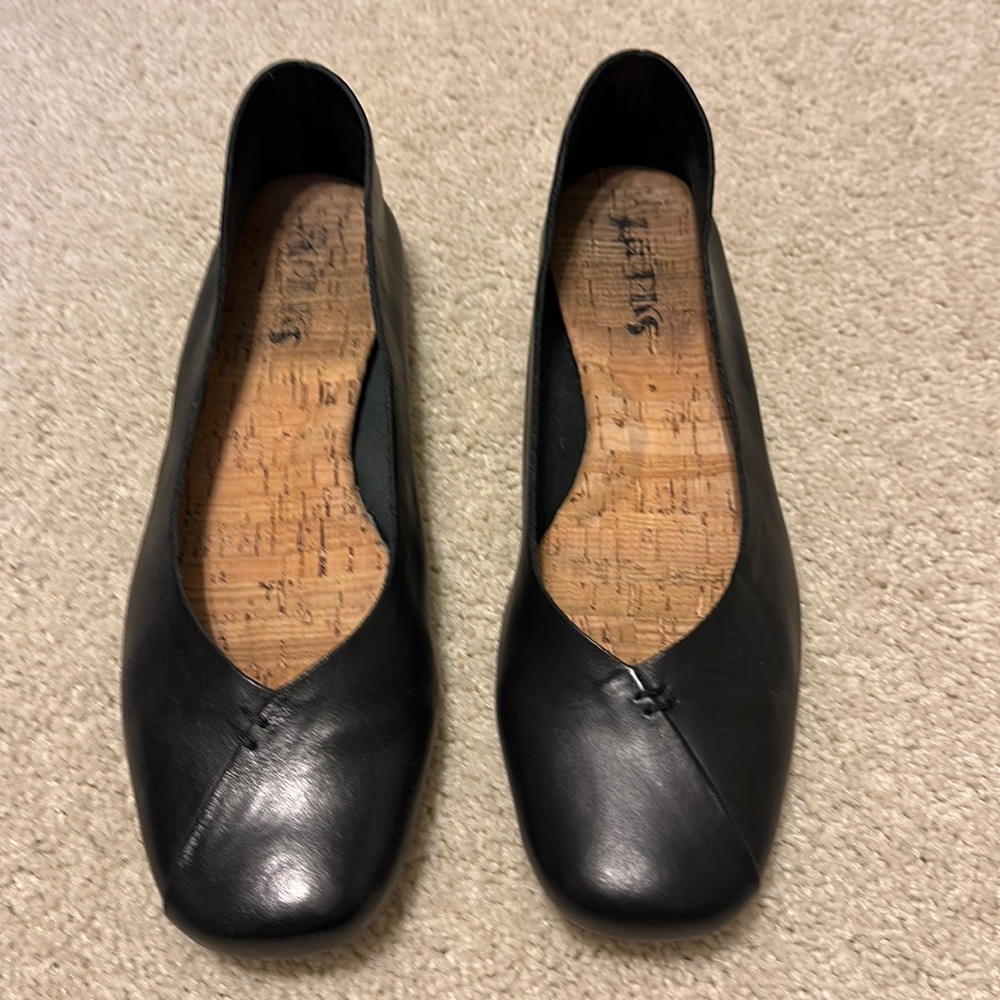 Korks Black Flats